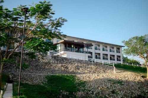穆克莱克Wangpruksa Resort的前面有很多岩石的建筑