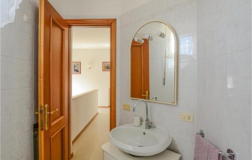 马里纳-迪-皮特拉桑塔3 Bedroom Lovely Home In Marina Di Pietrasanta的一间带水槽和镜子的浴室