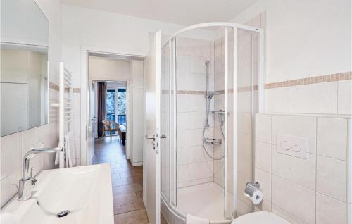 雷希林3 Bedroom Nice Apartment In Rechlin的带淋浴、卫生间和盥洗盆的浴室