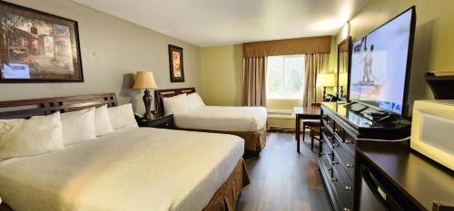 帕克伍德山顶步道旅舍的酒店客房设有两张床和一台平面电视。