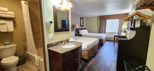 帕克伍德山顶步道旅舍的一间酒店客房 - 带一张床和一间浴室