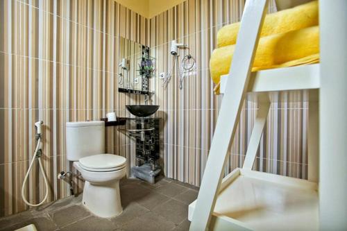 圣吉吉Jasmine Villa Senggigi的一间位于客房内的白色卫生间的浴室
