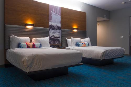 科珀斯克里斯蒂Aloft Corpus Christi的一间酒店客房,房间内设有两张床