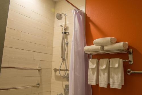 科珀斯克里斯蒂Aloft Corpus Christi的带淋浴的浴室,配有毛巾架