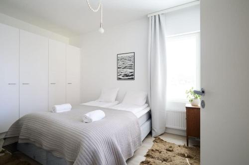 图尔库Fleminginkatu的白色的卧室设有床和窗户