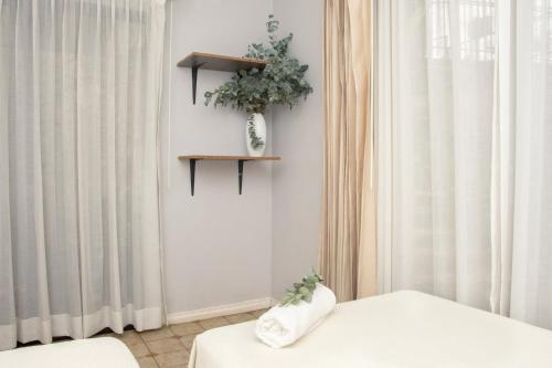 Santiago EsteCasa Carmen的客房设有床和带窗帘的窗户。