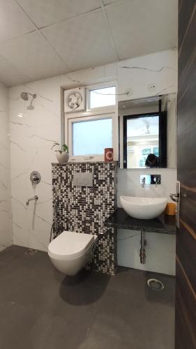 古尔冈Covie Gurugram 70的一间带卫生间和水槽的浴室