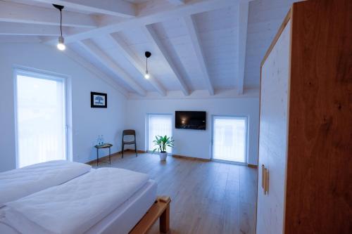莱维科特尔梅Casa Carolina的卧室配有白色的床,铺有木地板