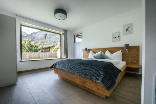 菲尔根Landart-Appartements的一间卧室设有一张床和一个大窗户