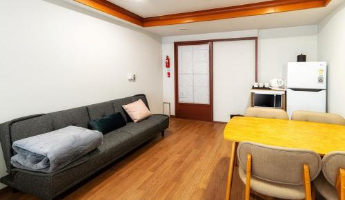 首尔韩国酒店的客厅配有沙发和桌子