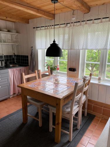 FörslövFogdarps B&B -Eget gästhus-的厨房里配有餐桌和椅子