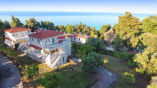 克里皮吉Amazing Sea View Maisonette Sea La Vie Villa的背景中海洋的房屋的空中景观