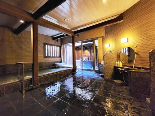高山田边旅馆的一间带浴缸和水槽的浴室