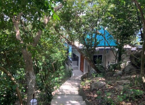 涛岛Tao Thong Villa 1的通往蓝色屋顶房屋的路径