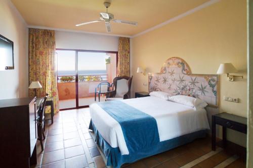 阿尔姆尼卡Ibersol Almuñecar Beach & Spa Hotel的酒店客房设有一张床和一个阳台。