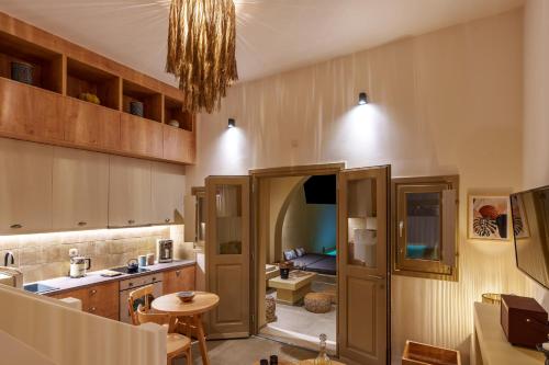 梅萨雷亚Living Moments Villa Amersa的一间带木制橱柜的厨房和一间用餐室