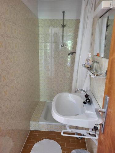 赖弗尼茨Gästehaus Rosl的浴室配有盥洗盆和浴缸。
