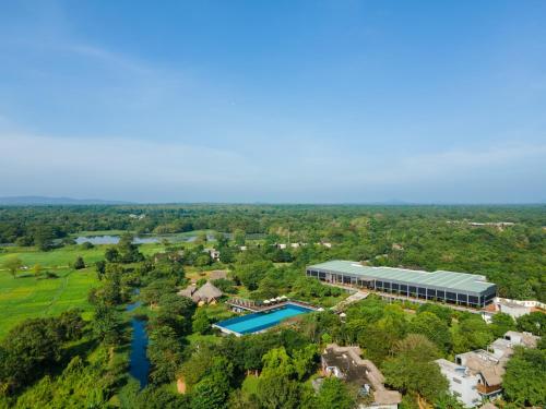 锡吉里亚Aliya Resort and Spa - Thema Collection的享有带游泳池的建筑的空中景致