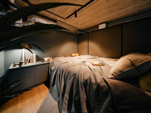 塔林Rocca House by Larsen的一间卧室设有一张带木制天花板的大床