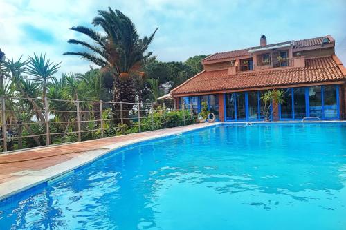 锡拉库扎Villa Vella的一座大蓝色游泳池,位于房子前