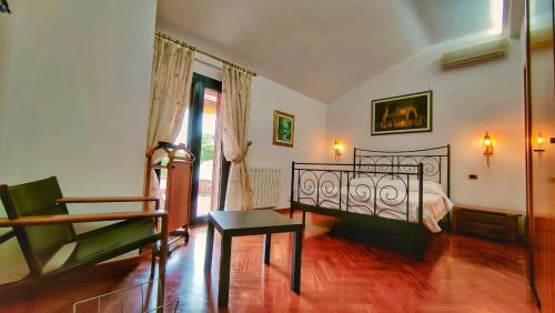 锡拉库扎Villa Vella的一间卧室配有一张床和一把椅子