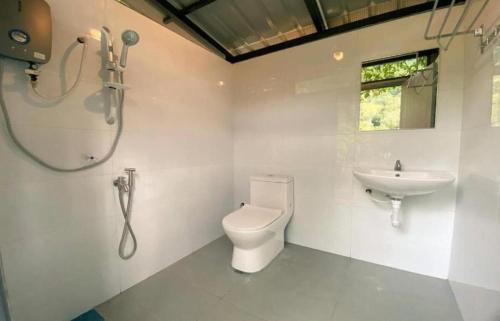 怡保Tingkat Valley的带淋浴、卫生间和盥洗盆的浴室