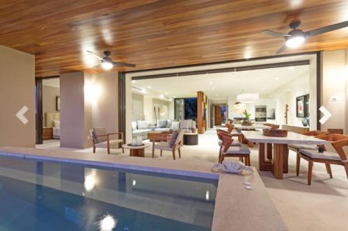 特皮克Spectacular 3 Bedroom Condo的一座带游泳池和客厅的房子
