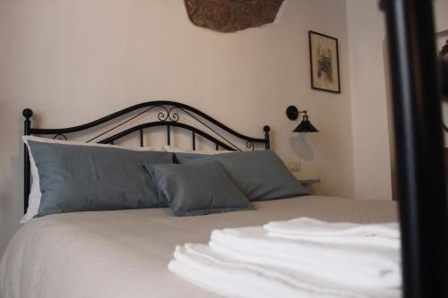 皮蒂利亚诺Il Girasole Storico的一间卧室配有一张大床和大床头板