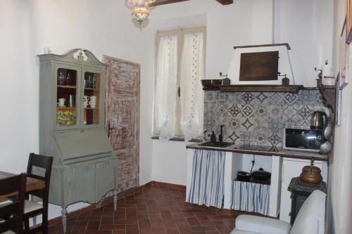 皮蒂利亚诺Il Girasole Storico的客厅配有橱柜和微波炉