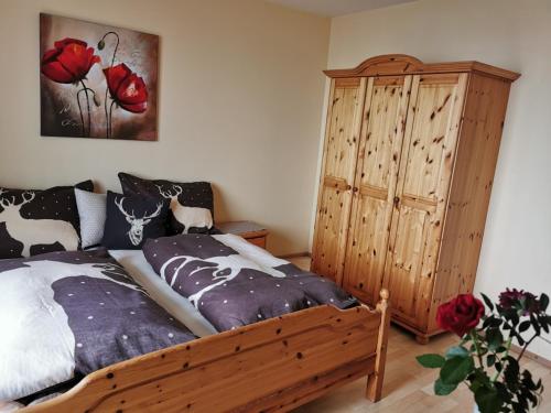 默尼希基兴Alpengasthof Fernblick的一间卧室配有一张床和一个木制橱柜