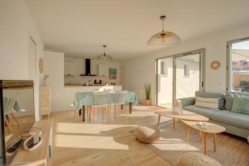 阿卡雄Villa de l'Aiguillon的客厅配有沙发和桌子
