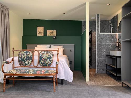 艾格布莱特勒拉克La Villa du Lac的一间卧室设有一张床和绿色的墙壁