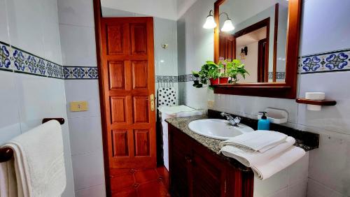 丰卡连特德拉帕尔马曼努埃拉度假屋的一间带水槽和镜子的浴室
