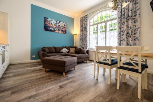 巴登Albizia-Apartments的客厅配有沙发和桌子