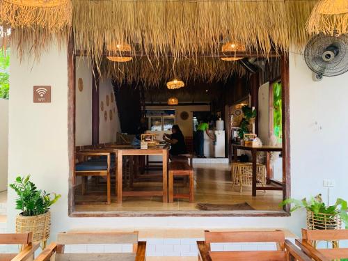 涛岛涛岛遗产度假村的一间设有桌椅的餐厅,以及一间