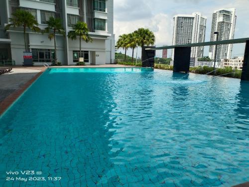 塞贝维Peace home09的一座大型蓝色游泳池,位于一栋高楼内