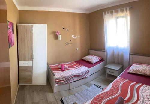 萨利Island paradise Lavdara的一间小卧室,配有两张床和窗户