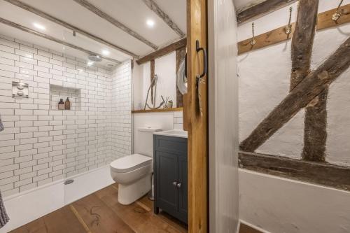 WenhastonWell Green Cottage的一间带卫生间和水槽的浴室