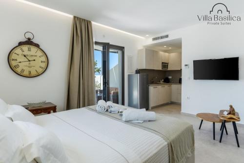佩里沃罗Villa Basilica Tefsia的卧室配有一张大床,墙上挂着时钟
