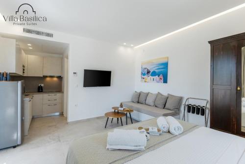 佩里沃罗Villa Basilica Tefsia的白色的客厅配有床和沙发