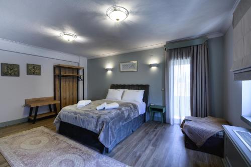 PéramaÁlbero Hotel的一间卧室配有一张床,上面有两条毛巾