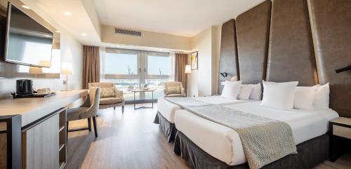 马拉加伊露尼翁马拉加公寓的酒店客房设有一张大床和一张书桌。
