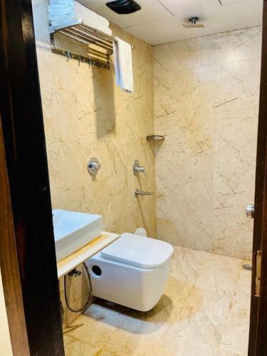 孟买Hotel Embassy Park - BKC Mumbai的浴室配有白色卫生间和盥洗盆。