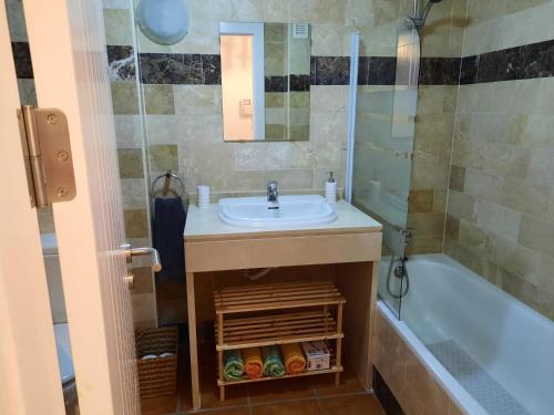 莫哈卡尔Spirit of Mojacar Playa Resort 'Casa Juana'的浴室配有盥洗盆和浴缸。