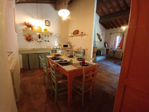 Villa CollemandinaAgriturismo Paneolio的一间厨房,里面配有桌椅