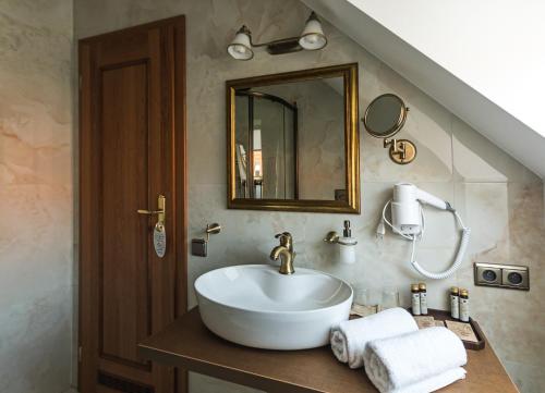 克罗梅日什Hotel Octarna - Free parking的一间带水槽和镜子的浴室