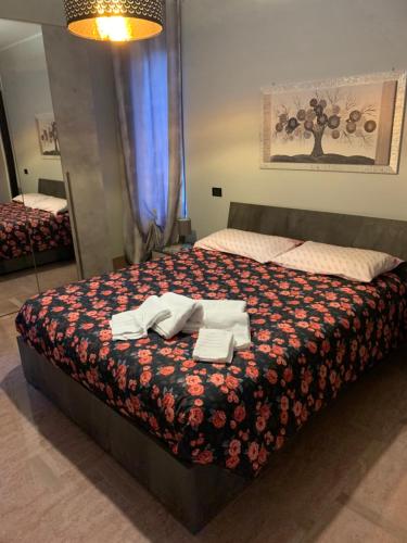 泰尔莫利B & B Villa Fiorella的一间卧室配有带毛巾的床