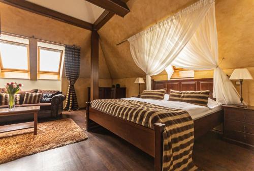 克罗梅日什Hotel Octarna - Free parking的一间卧室配有一张大床和一张沙发