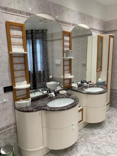 泰尔莫利B & B Villa Fiorella的浴室设有2个水槽和2面镜子