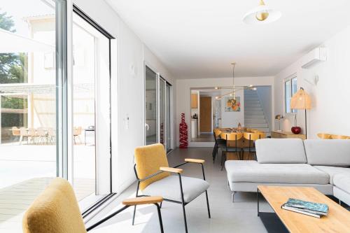 圣特罗佩Villa Acacias - Au coeur de Saint-Tropez的客厅配有沙发和桌子